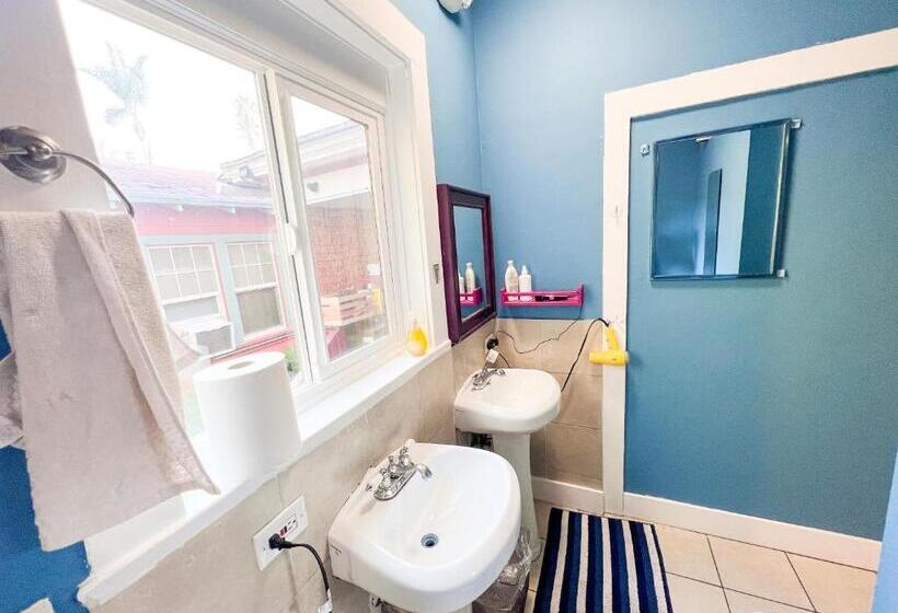 共用房间的床, International Travelers House Downtown San Diego  Adults Only