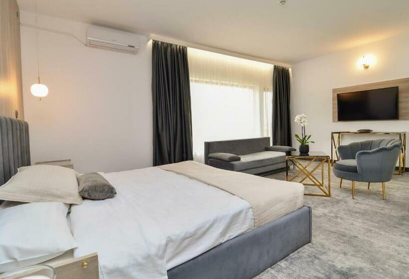 غرفة عائلية, Pensiunea Alfa