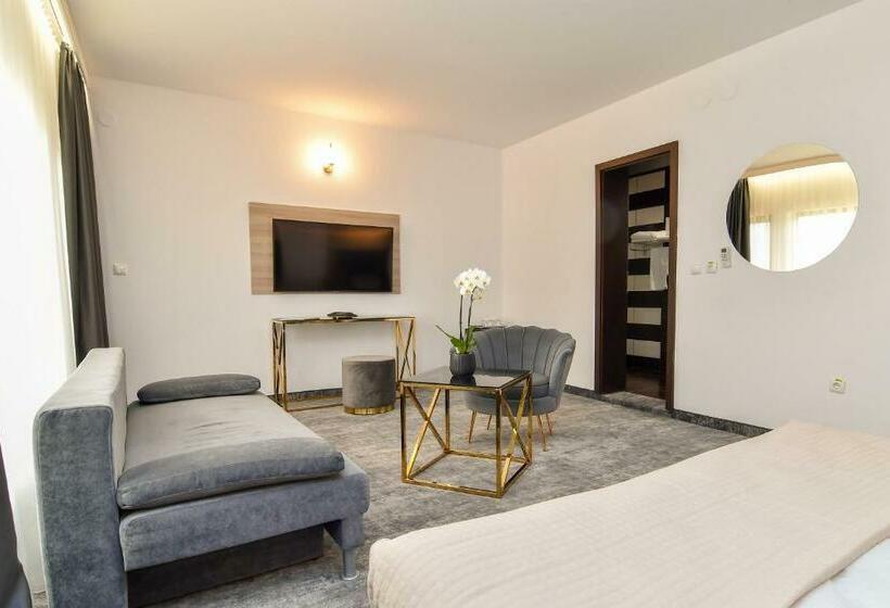 غرفة عائلية, Pensiunea Alfa