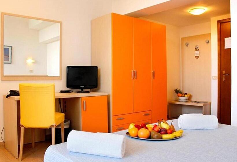 חדר לארבעה סטנדרטי עם נוף לגינה, Pfa Hotel La Darsena   Follonica