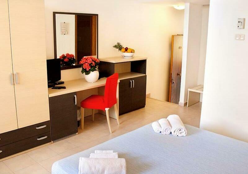 חדר לארבעה סטנדרטי עם נוף לגינה, Pfa Hotel La Darsena   Follonica