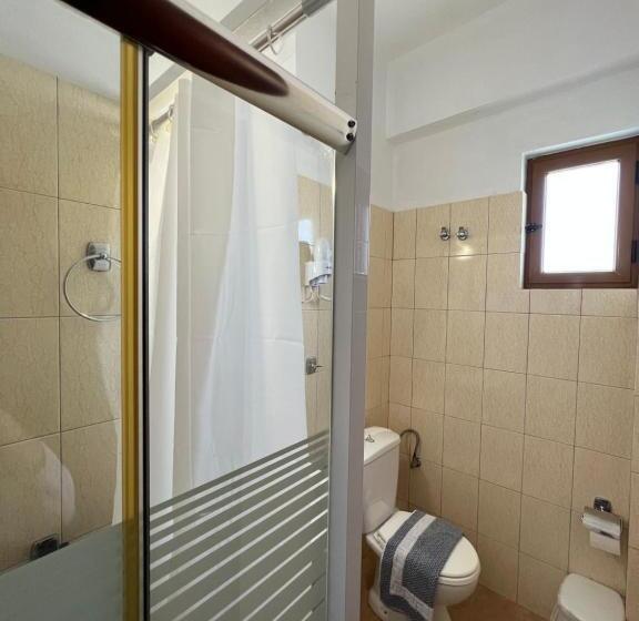 带阳台的三人标准间, Milo Ksamil