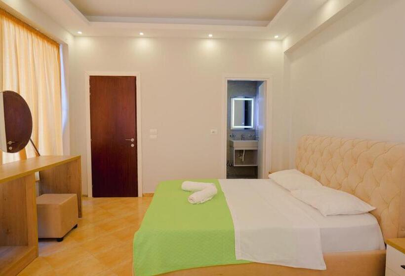 豪华三人间, Milo Ksamil