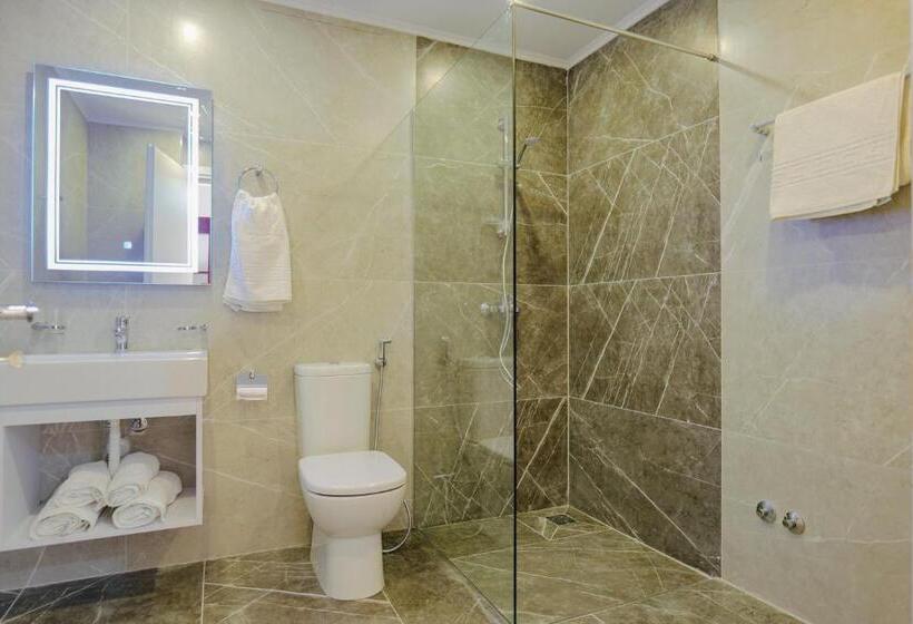 带阳台标准四人间, Milo Ksamil