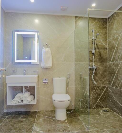 带阳台标准四人间, Milo Ksamil