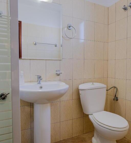 带阳台的三人标准间, Milo Ksamil