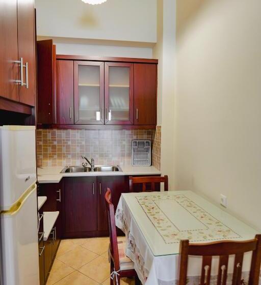 家庭间, Milo Ksamil