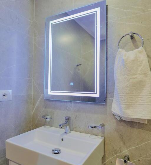 带阳台标准四人间, Milo Ksamil