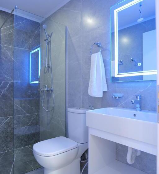 带阳台标准四人间, Milo Ksamil