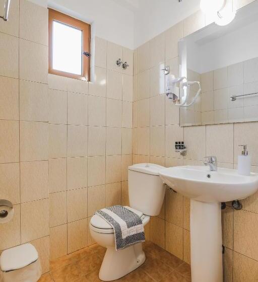 带阳台的三人标准间, Milo Ksamil