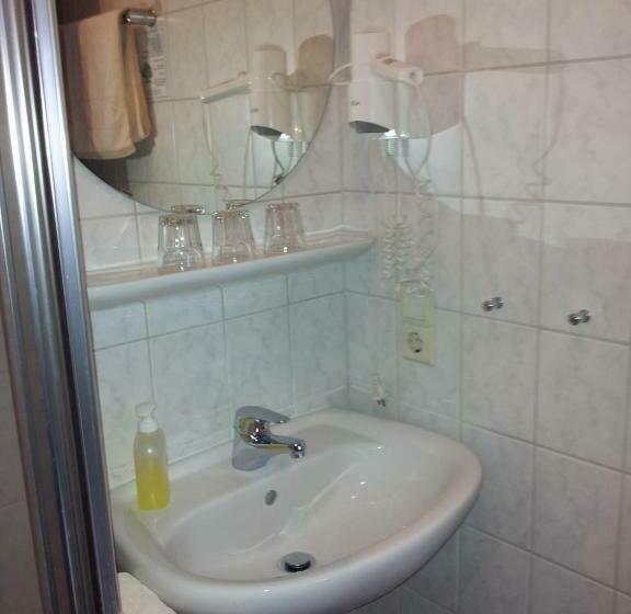 标准三人间, Weinhaus Am Stiftstor