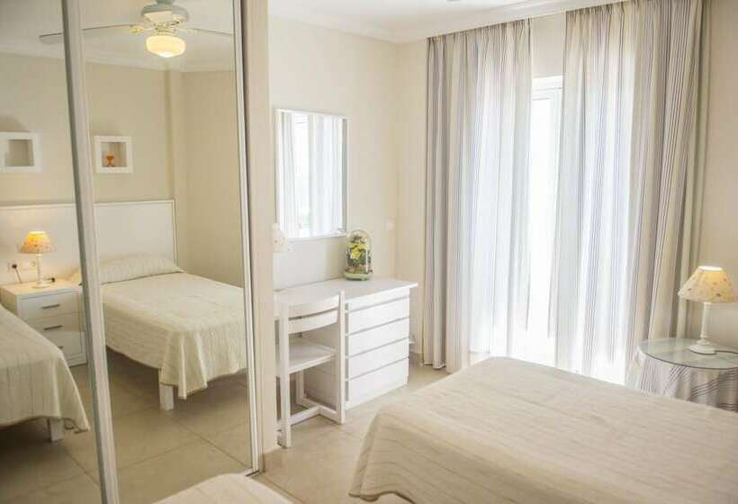 침실 3개 아파트, Hamilton Court