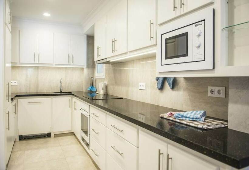 침실 3개 아파트, Hamilton Court