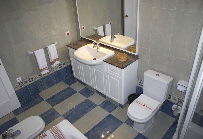 침실 3개 아파트, Hamilton Court