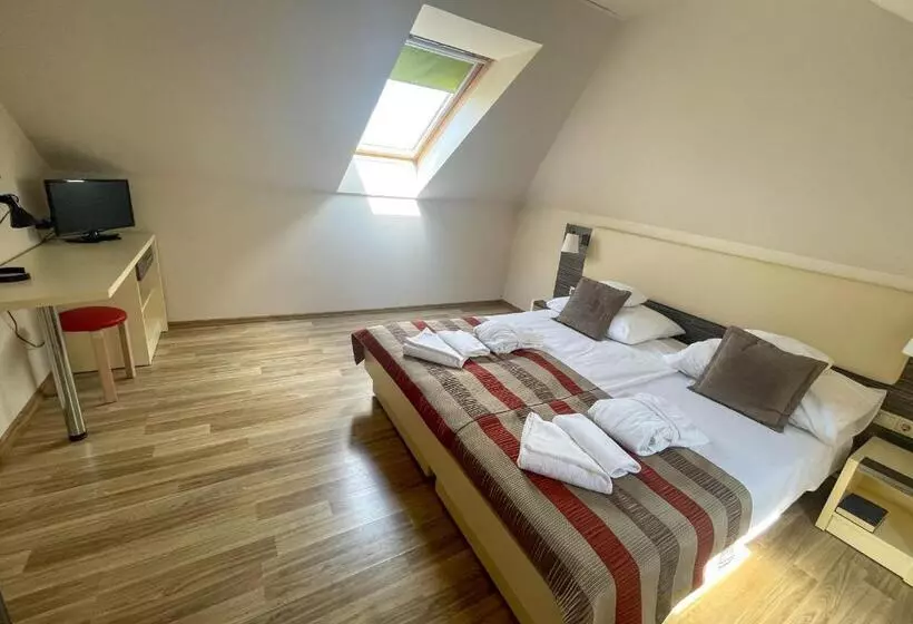 ファミリーステューディオ, Harmónia Hotel Sárvár