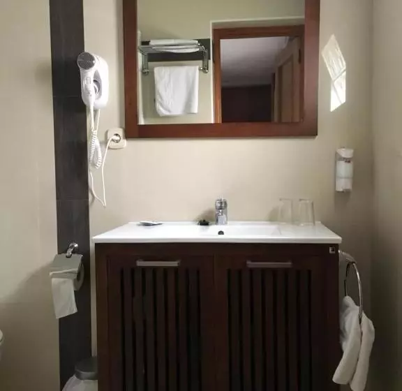 اتاق لوکس با بالکن, Hostal Mont Royal