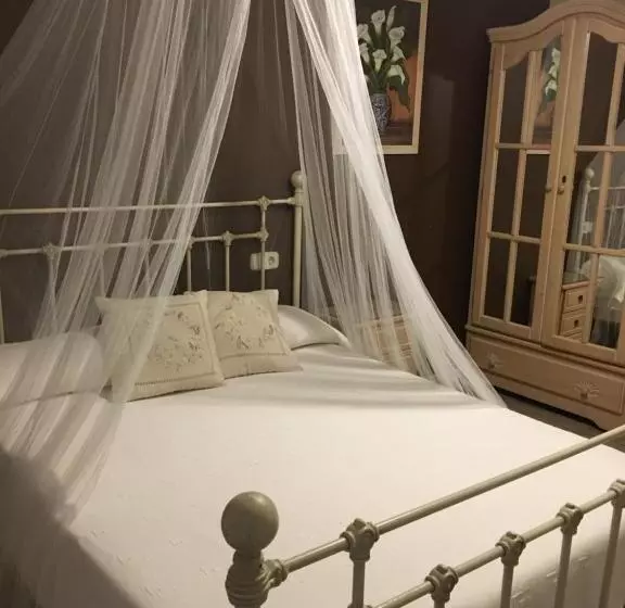 اتاق لوکس با بالکن, Hostal Mont Royal