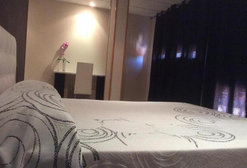 발코니 디럭스 룸, Hostal Mont Royal