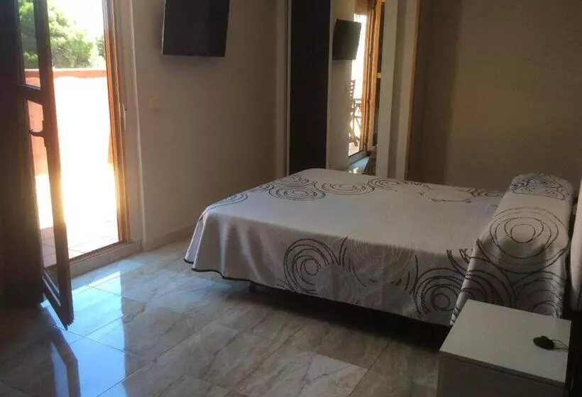 اتاق لوکس با بالکن, Hostal Mont Royal