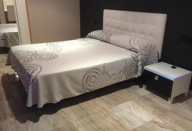 발코니 디럭스 룸, Hostal Mont Royal