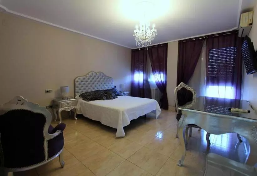 سوییت, Hostal Mont Royal