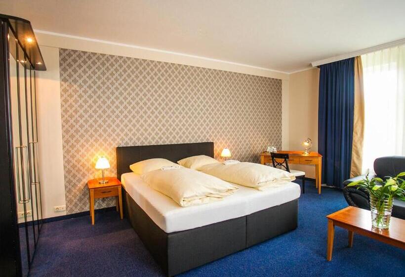 컴포트 룸, Ahauser Land & Golf