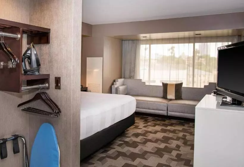 Deluxe-huone Soveltuu Liikuntarajoitteisille, Beverly Hills Marriott