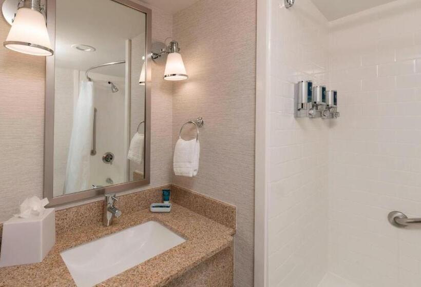 2ダブルベッドのスタンダードルーム, Four Points By Sheraton Boston Logan Airport Revere