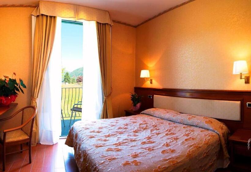 标准三人间, La Bussola