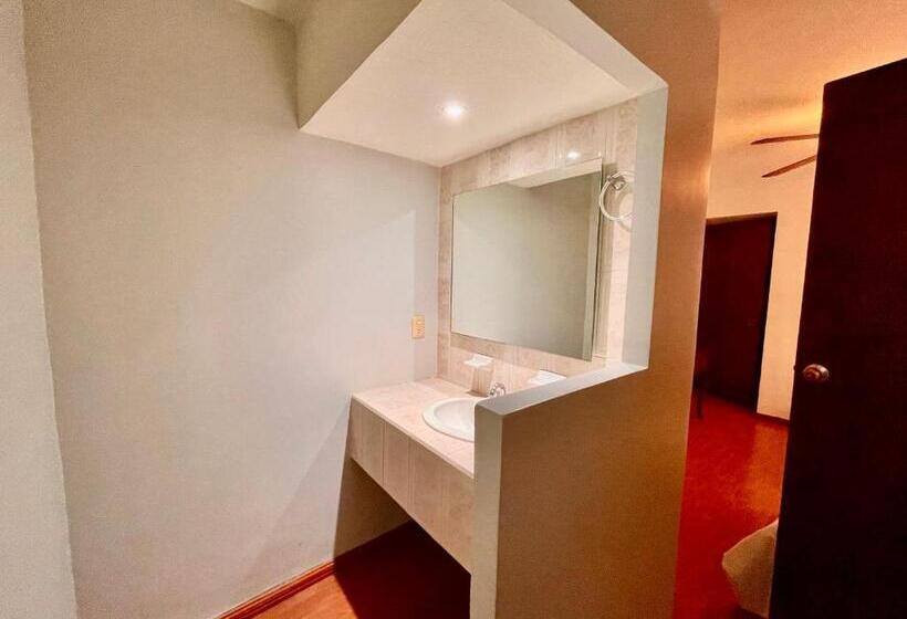 غرفة قياسية ثلاثية, Puebla Plaza