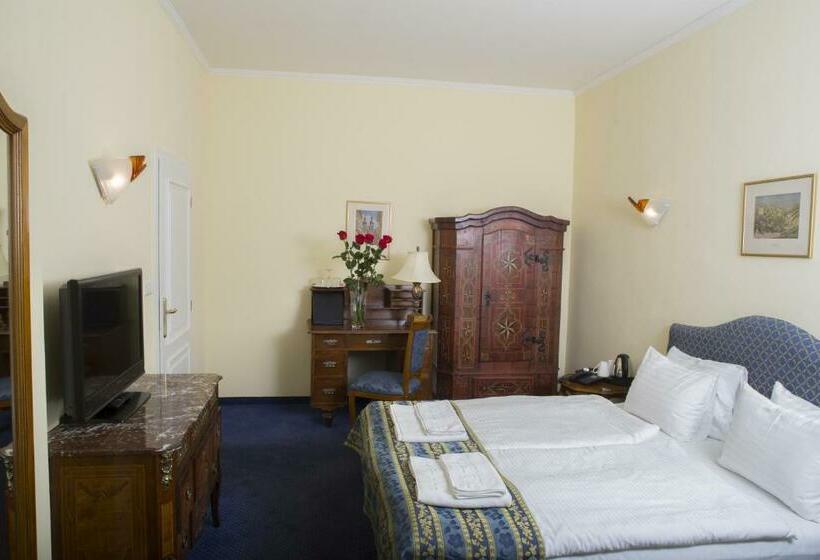 Habitación Estándar, Tyl