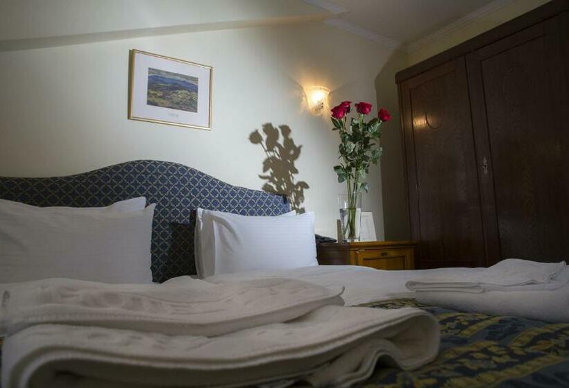 Habitación Estándar, Tyl