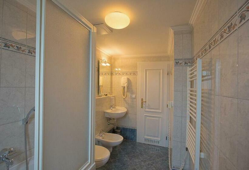 Habitación Estándar, Tyl
