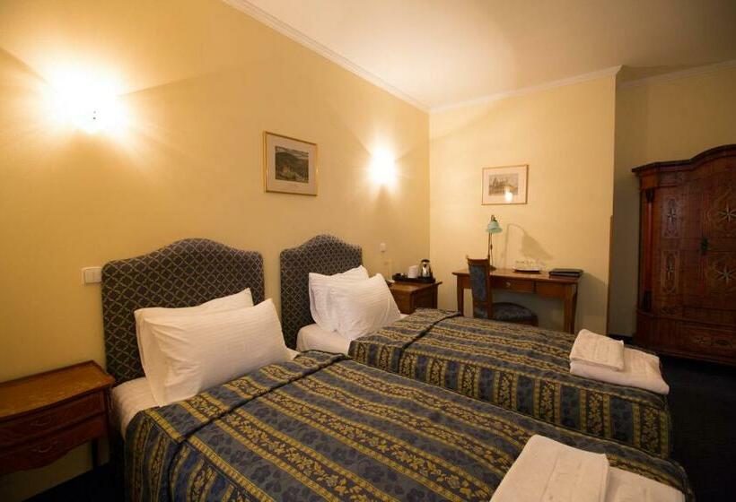 Habitación Triple Estándar, Tyl