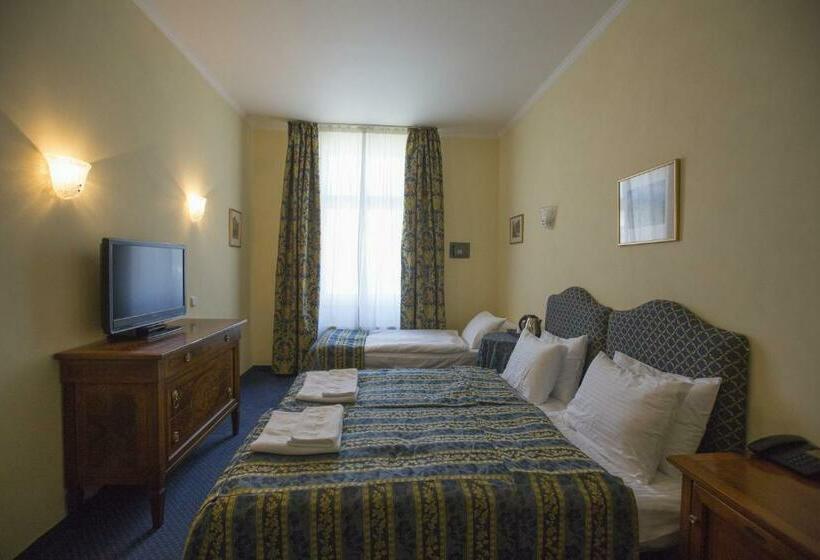 Habitación Triple Estándar, Tyl
