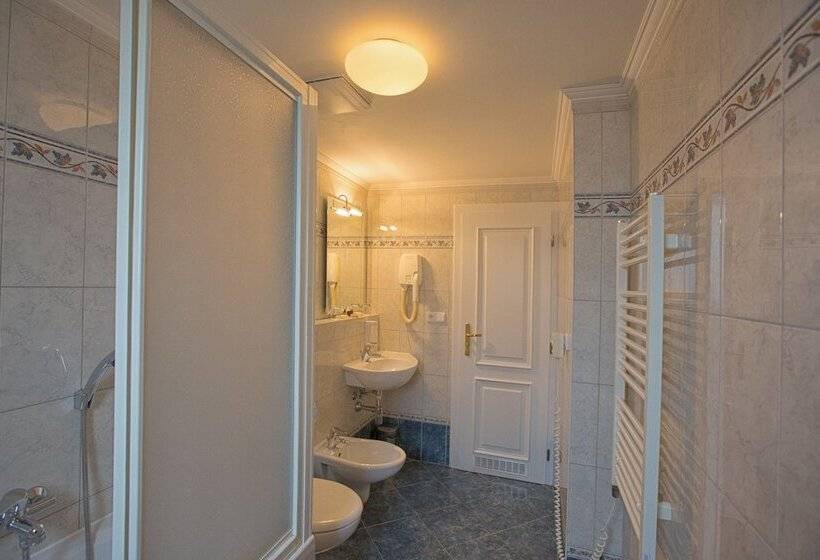 Habitación Triple Estándar, Tyl