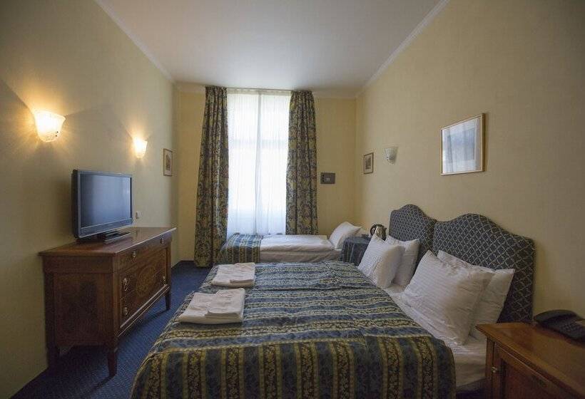 Habitación Triple Estándar, Tyl