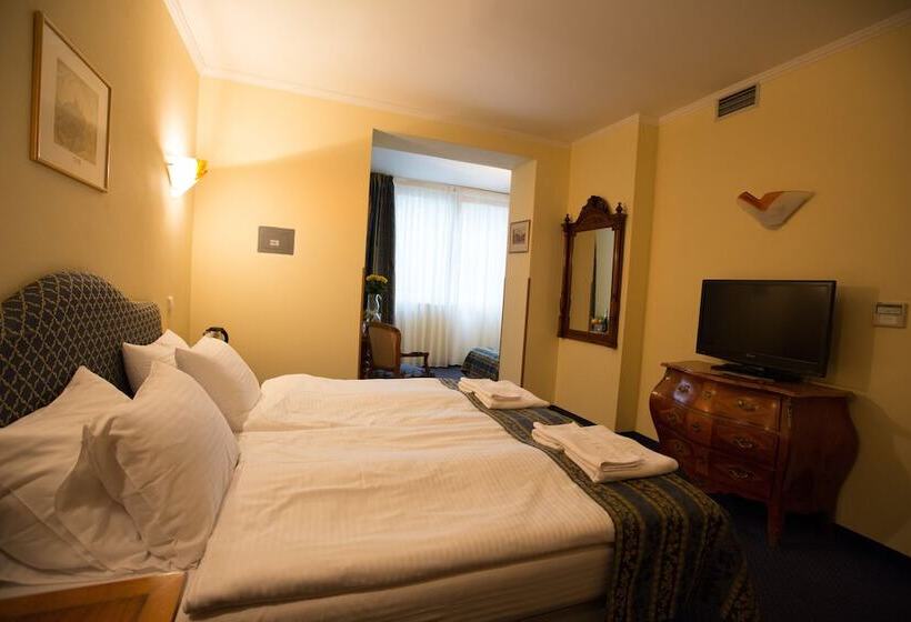 Habitación Triple Estándar, Tyl