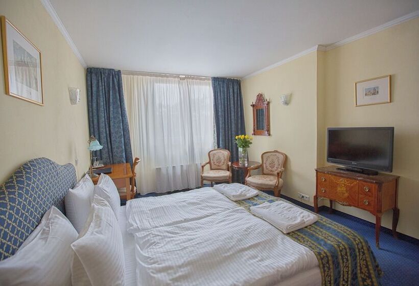 Habitación Triple Estándar, Tyl