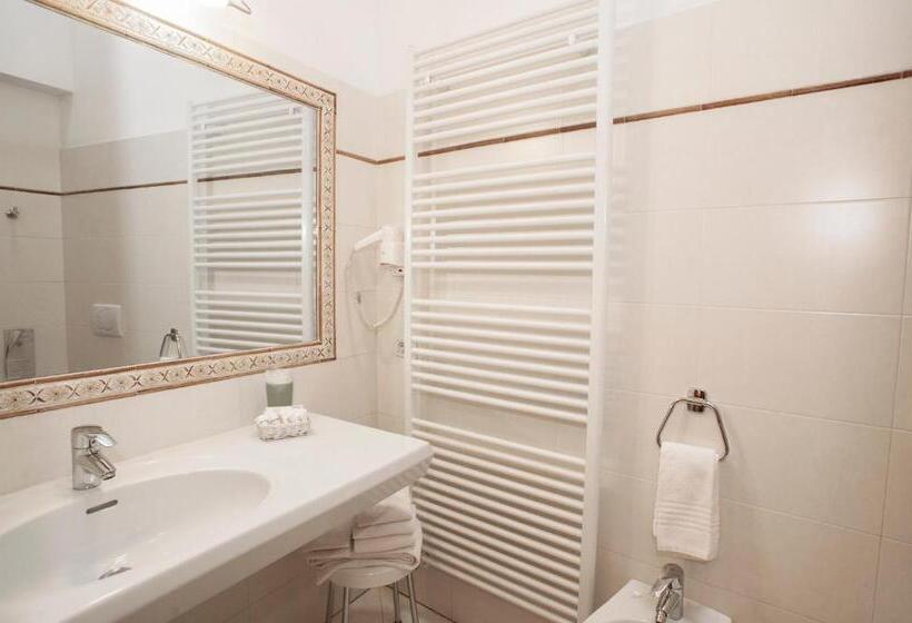 スタンダードトリプルルーム, Silene Parking And Garage