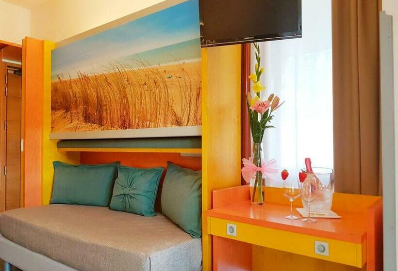 Pokój Trzyosobowy Standard z Balkonem, Park Hotel Pineta & Dependance Suite