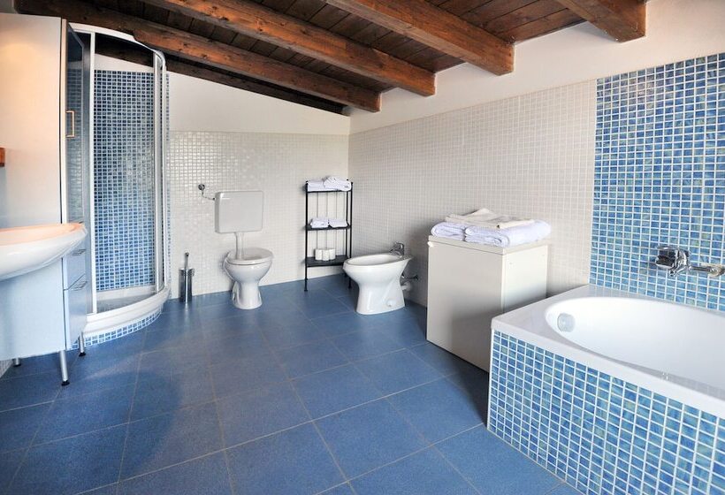 חדר סטנדרט לארבעה, B&b Rocca Di Bajedo