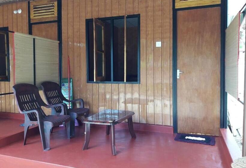 חדר אקונומי, Naaval Beach Villa & Rooms