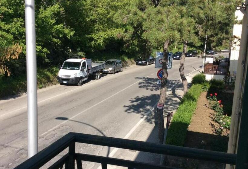 غرفة قياسية ثلاثية مزودة بشرفة, B&b Casa Tua