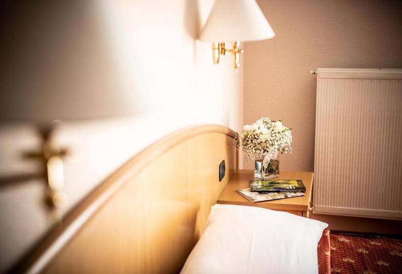 اتاق استاندارد سه نفره, Piuro