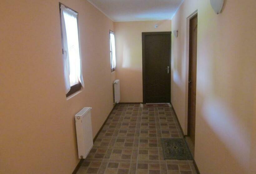 4인용 스탠다드 룸, Evelyn Panzio