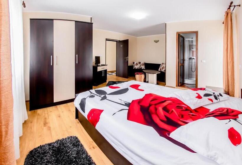 غرفة قياسية ثلاثية, Vila Nico