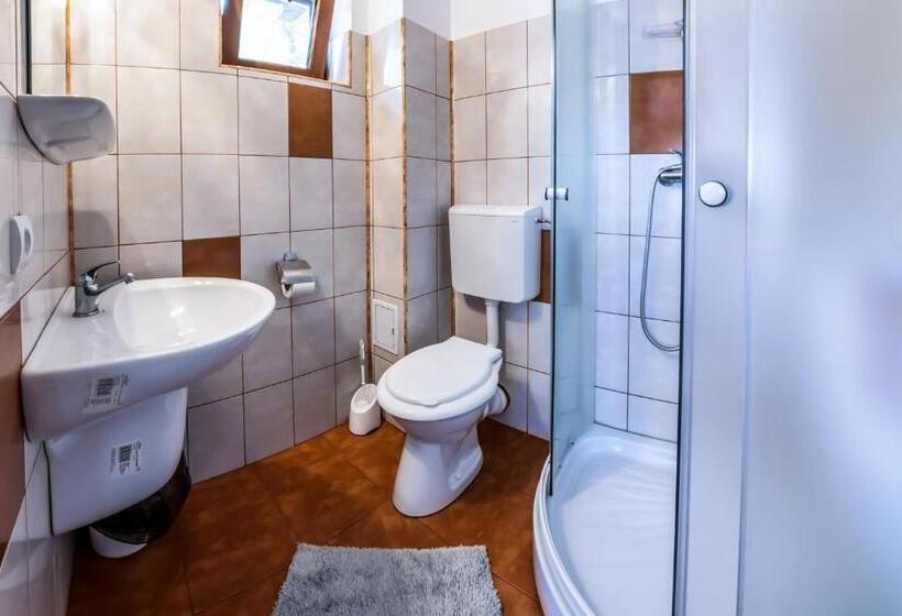 غرفة قياسية ثلاثية, Vila Nico