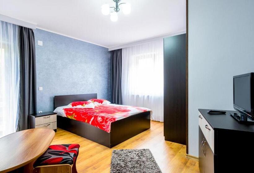 غرفة قياسية ثلاثية, Vila Nico