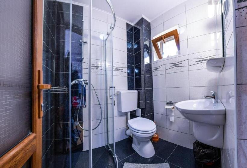 غرفة قياسية ثلاثية, Vila Nico